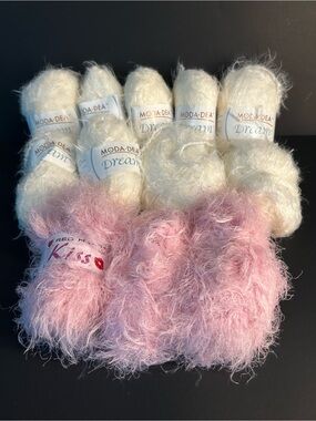 Moda•Dea Dream & Red Heart Kisses Yarn Winter White and Rosette 12 Skeins Lot